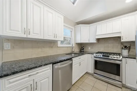 32 Beachwood Drive Babylon NY 11702