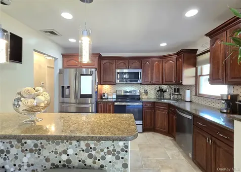 39 Anna Street Bay Shore NY 11706