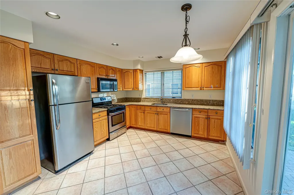 4 Cedar Ridge Lane Bay Shore NY 11706