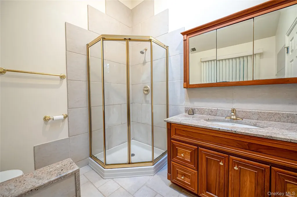 4 Cedar Ridge Lane Bay Shore NY 11706