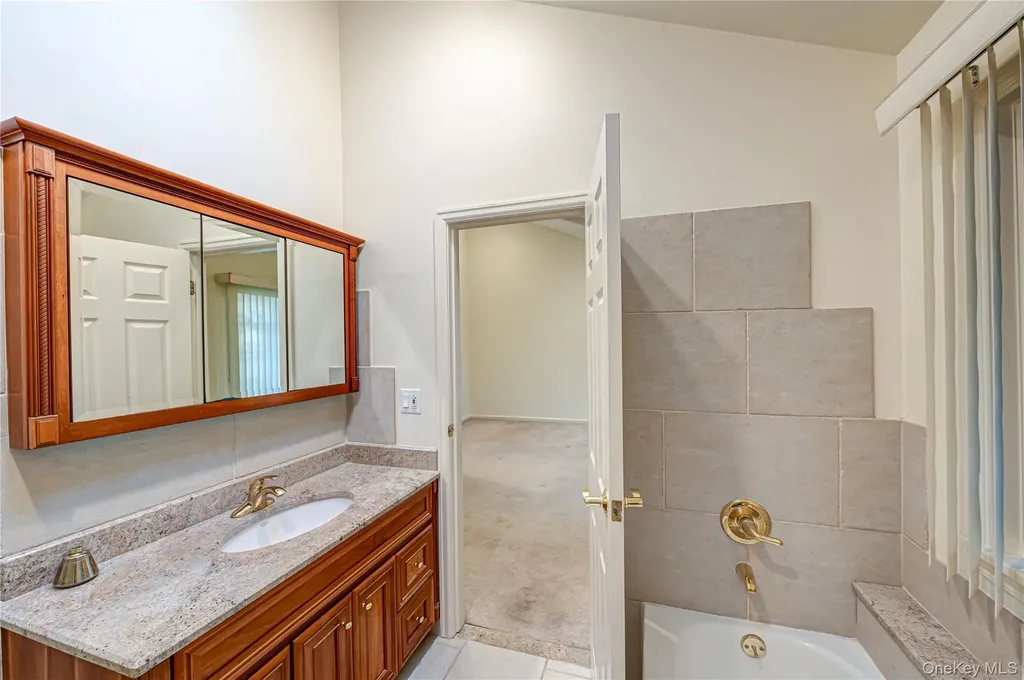 4 Cedar Ridge Lane Bay Shore NY 11706