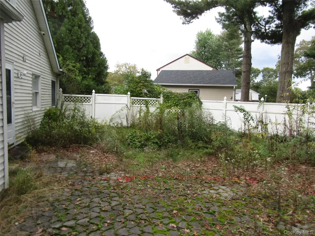 5 Wynville Coram NY 11727