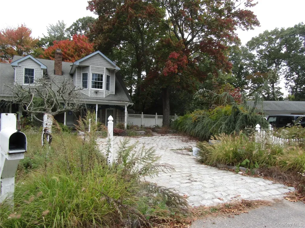 5 Wynville Coram NY 11727