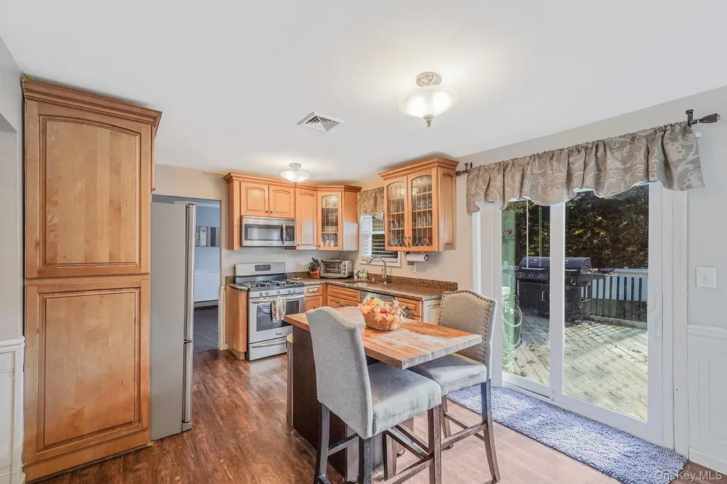 18 Ashford Drive Ridge NY 11961
