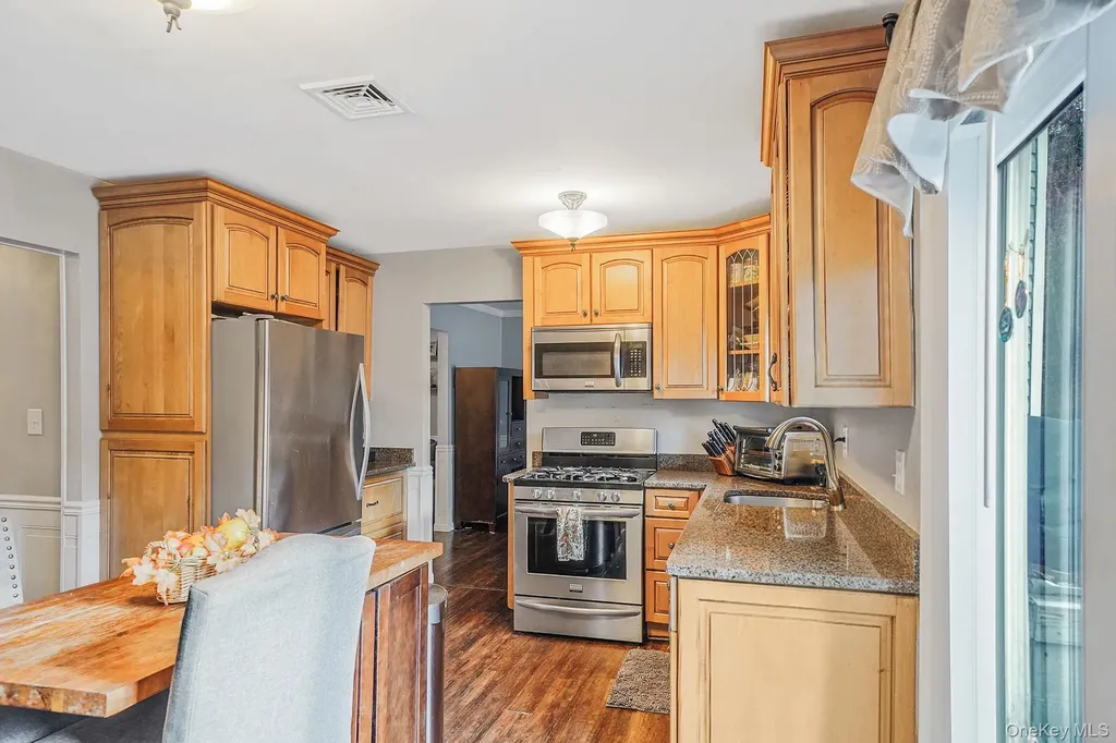 18 Ashford Drive Ridge NY 11961