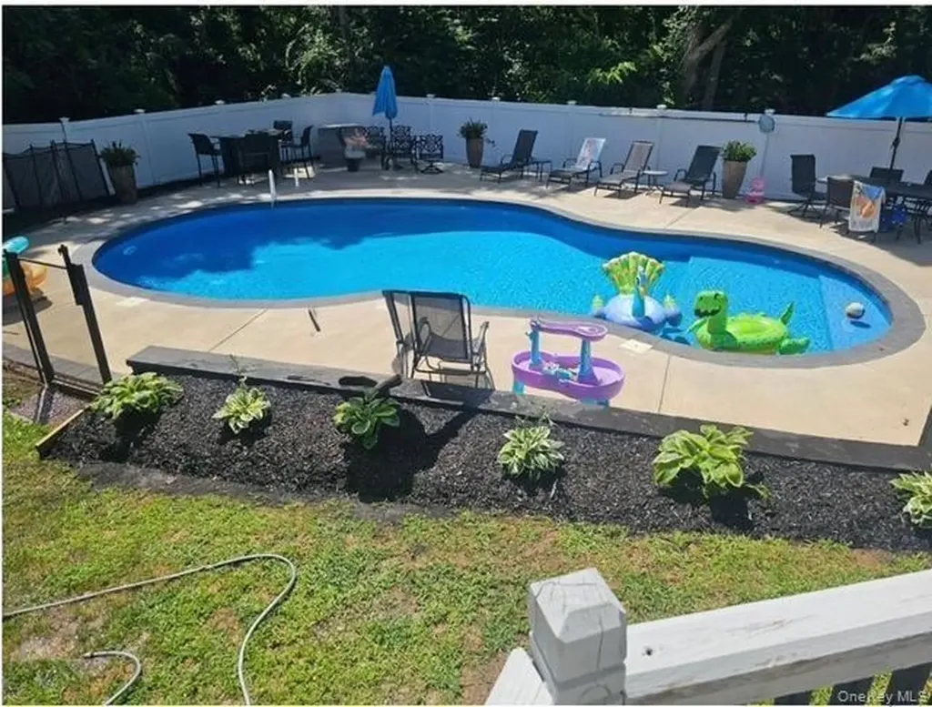 18 Ashford Drive Ridge NY 11961