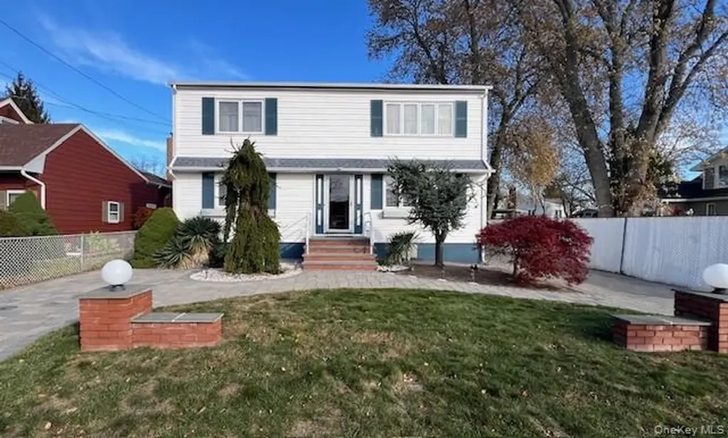 276 S 8th Street Lindenhurst NY 11757