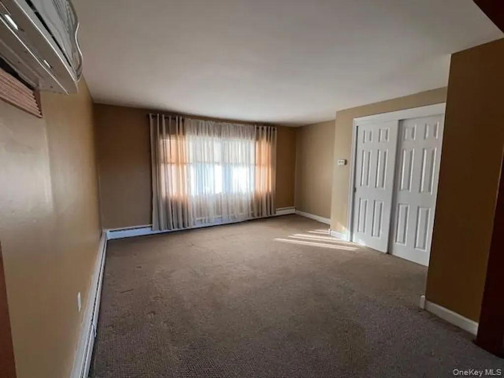 276 S 8th Street Lindenhurst NY 11757
