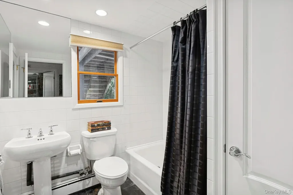 42 Tanners Neck Lane Westhampton NY 11977