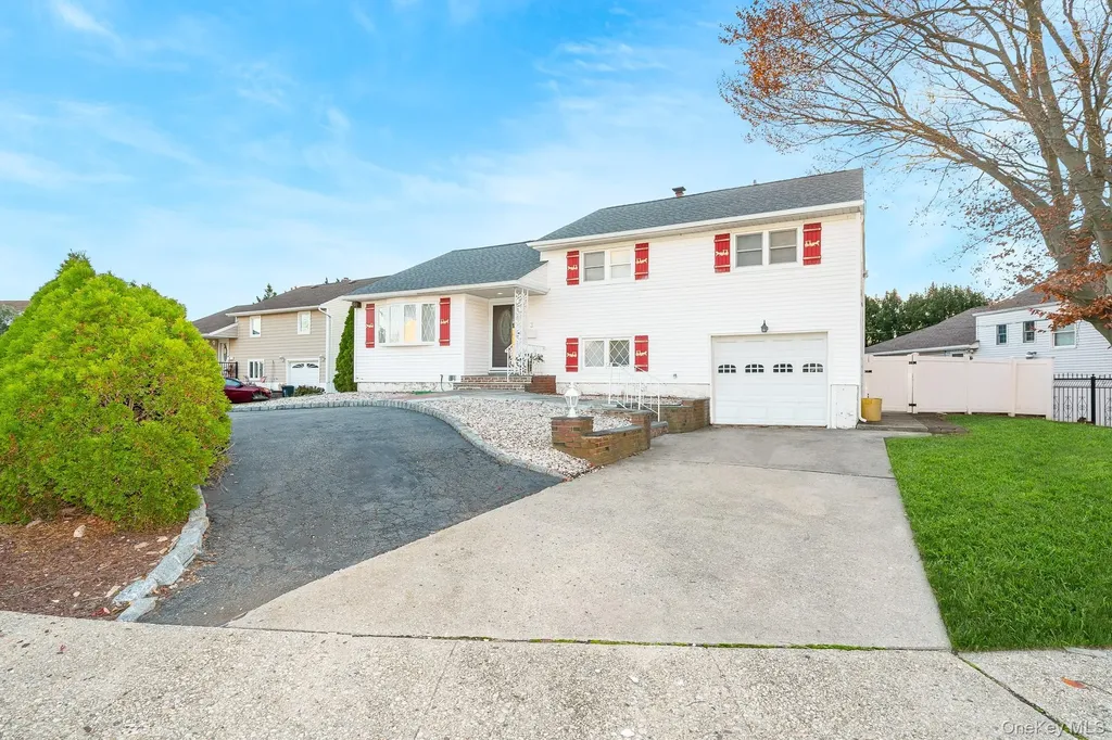 3 Brewster Gate Massapequa NY 11758