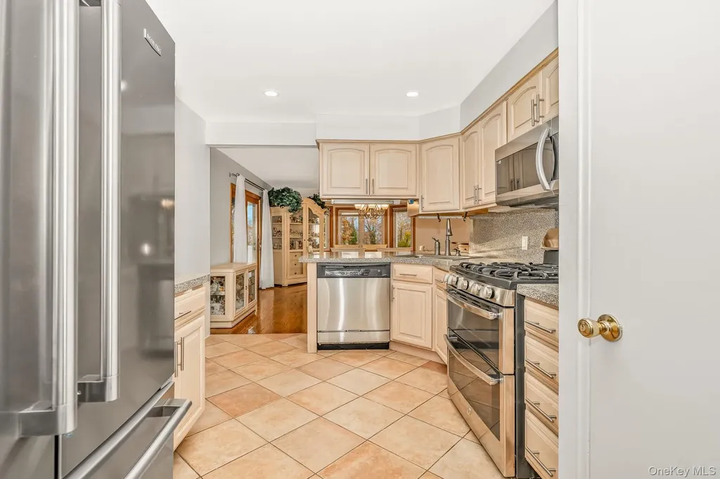 3 Brewster Gate Massapequa NY 11758