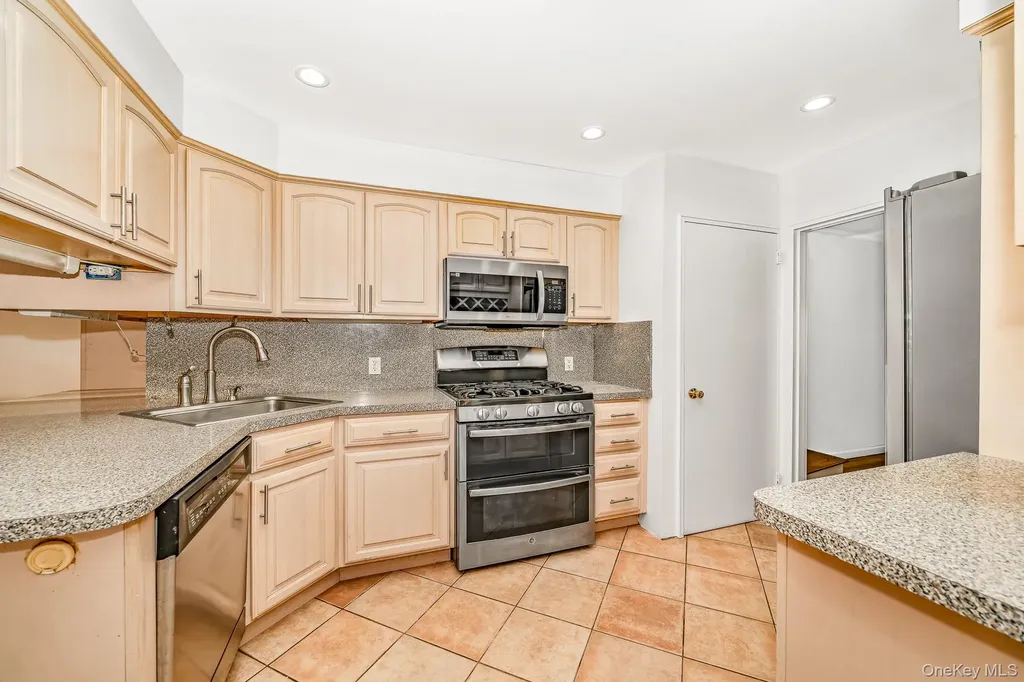3 Brewster Gate Massapequa NY 11758