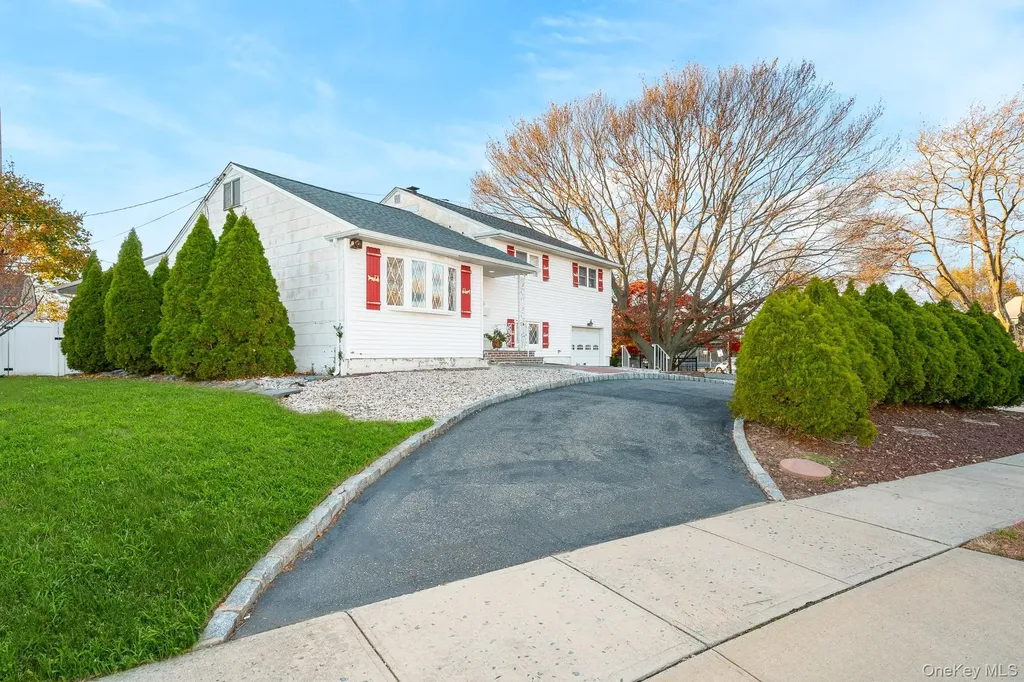 3 Brewster Gate Massapequa NY 11758