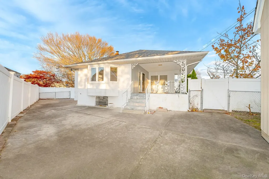 3 Brewster Gate Massapequa NY 11758