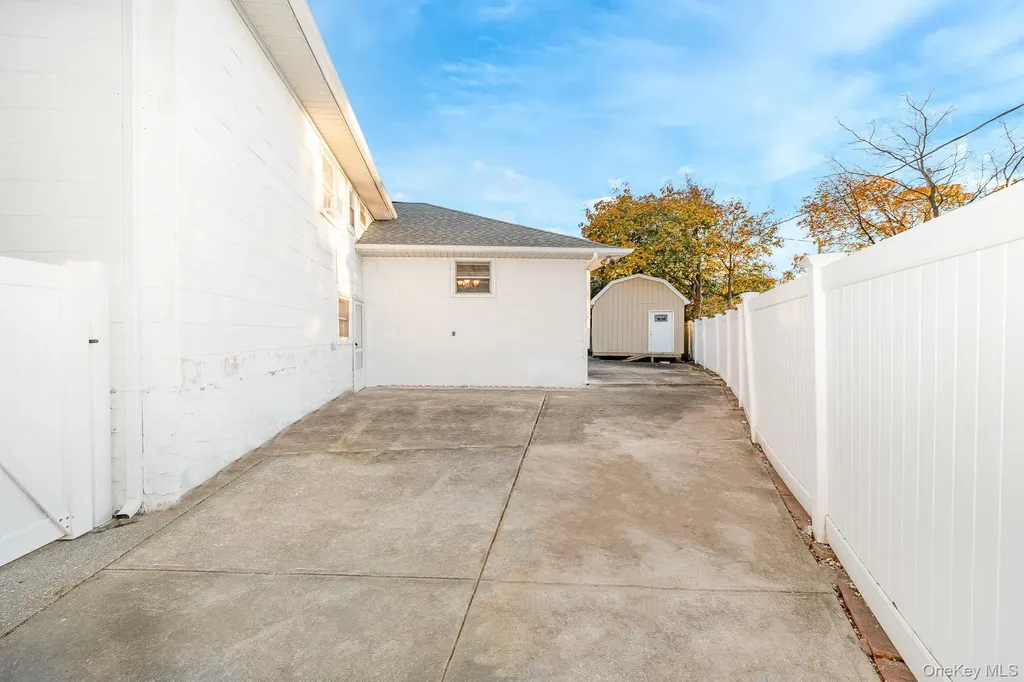 3 Brewster Gate Massapequa NY 11758