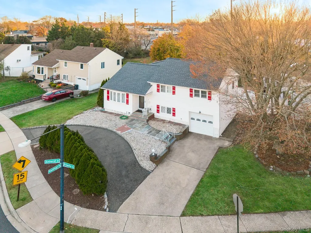 3 Brewster Gate Massapequa NY 11758