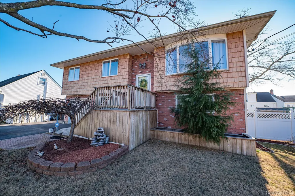 928 Peconic Avenue West Babylon NY 11704