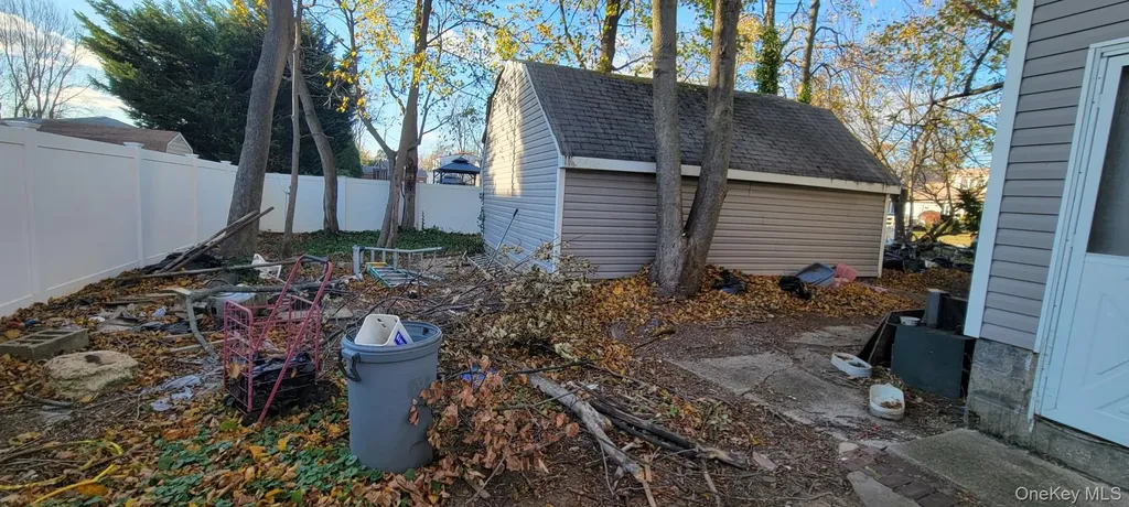 11 45th Street Lindenhurst NY 11757