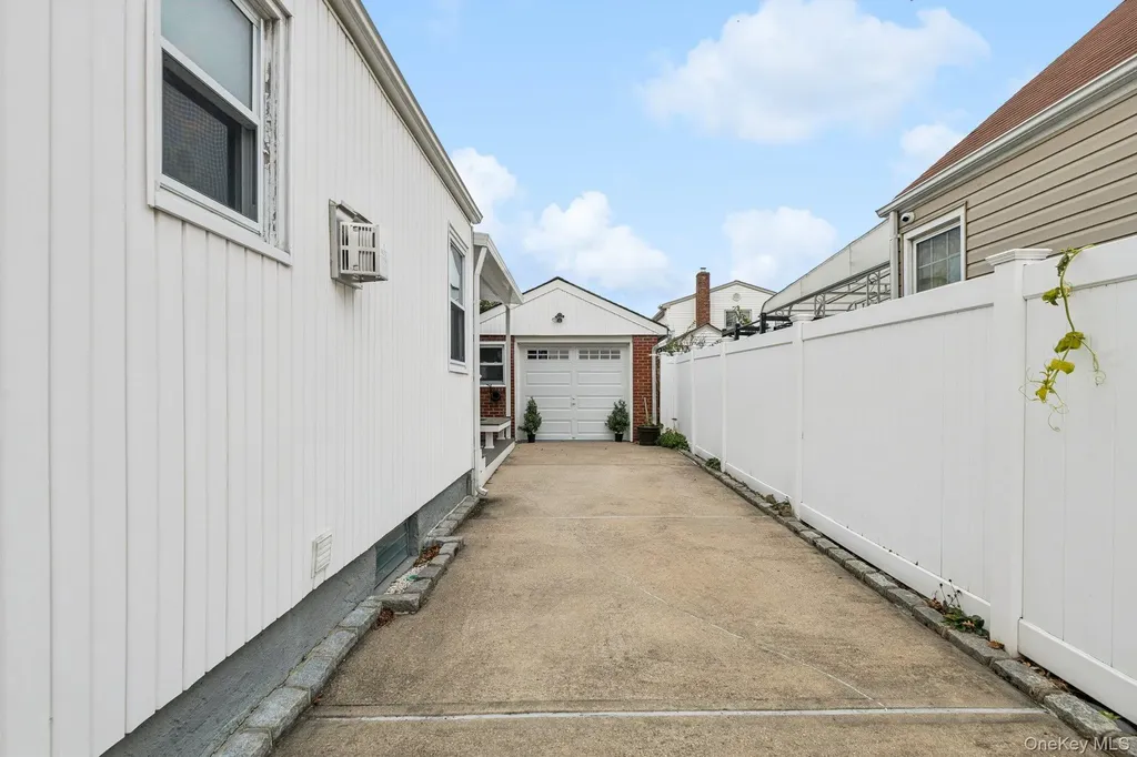 466 Jefferson Place Mineola NY 11501