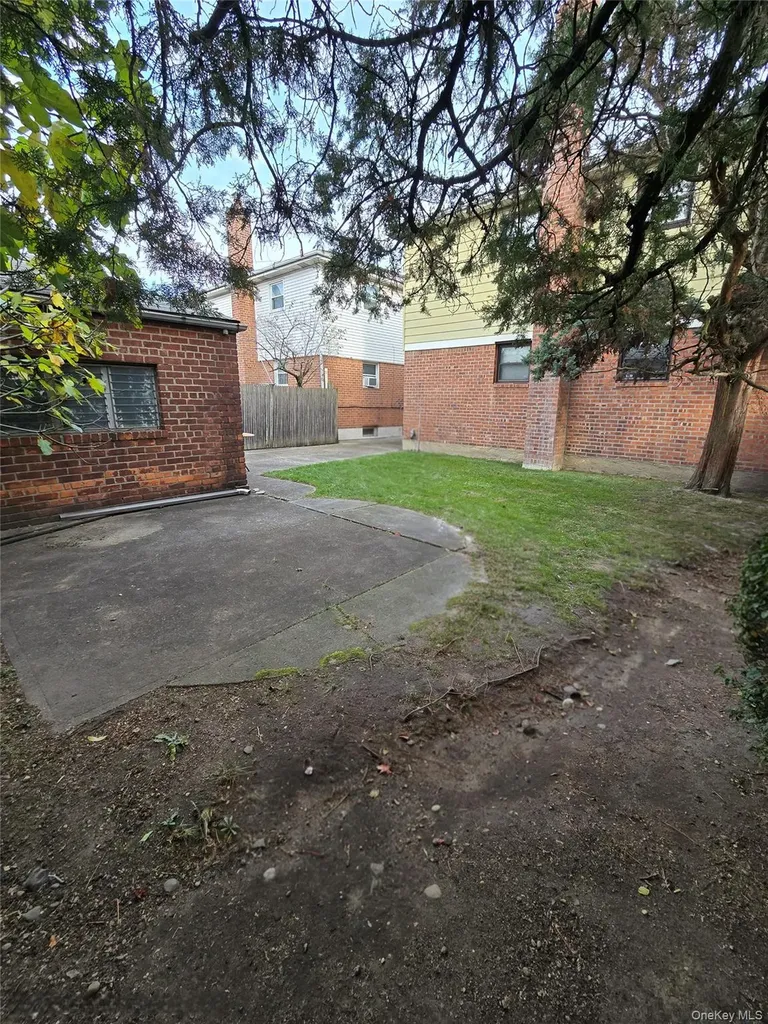 15520 Killarney Street Howard Beach NY 11414