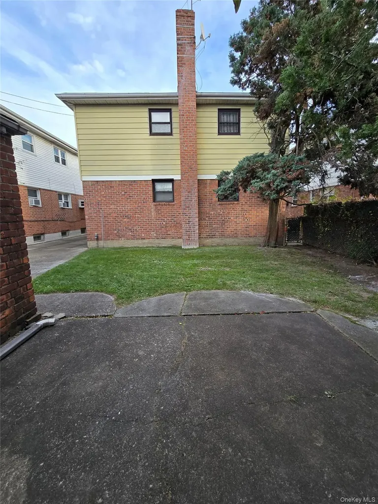 15520 Killarney Street Howard Beach NY 11414