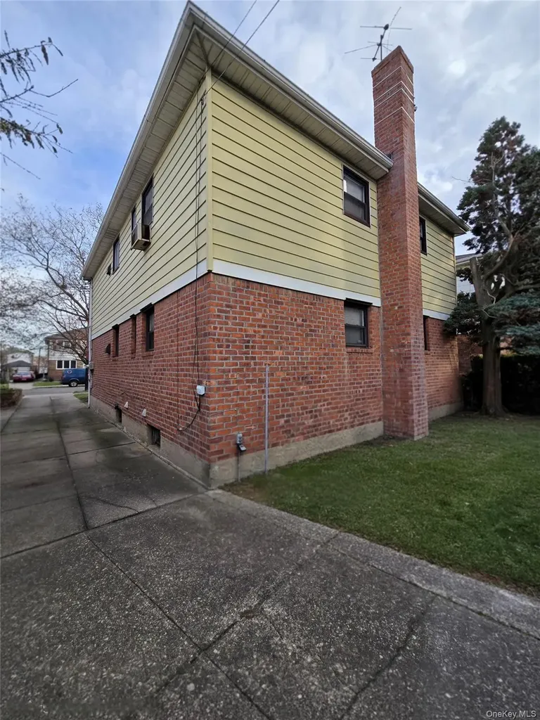 15520 Killarney Street Howard Beach NY 11414