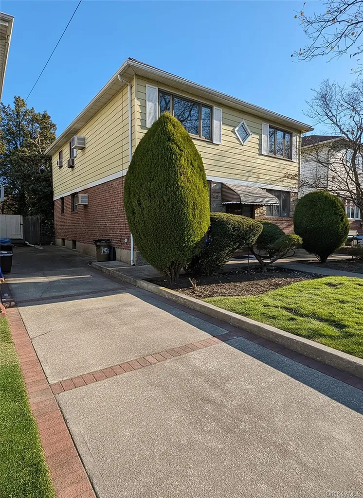 15520 Killarney Street Howard Beach NY 11414