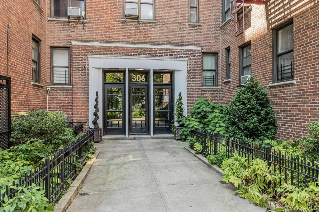 306 E Mosholu Parkway S Bronx NY 10458