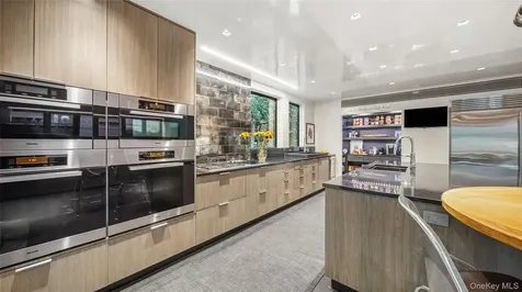 7 Folie Court Manhasset NY 11030