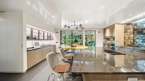 7 Folie Court Manhasset NY 11030