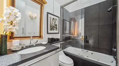 7 Folie Court Manhasset NY 11030