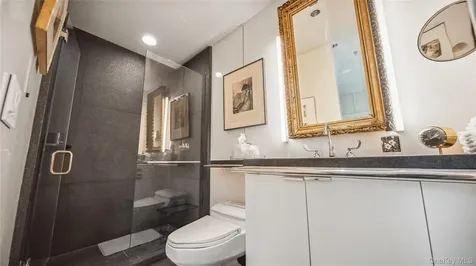 7 Folie Court Manhasset NY 11030