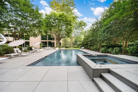 7 Folie Court Manhasset NY 11030