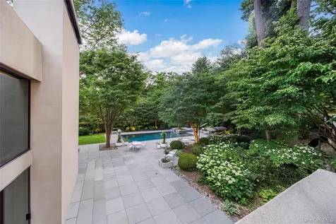 7 Folie Court Manhasset NY 11030