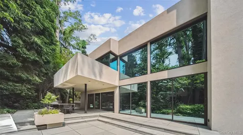 7 Folie Court Manhasset NY 11030