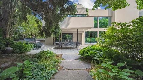 7 Folie Court Manhasset NY 11030
