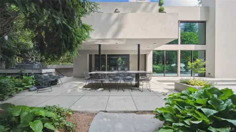 7 Folie Court Manhasset NY 11030
