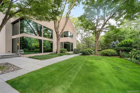 7 Folie Court Manhasset NY 11030