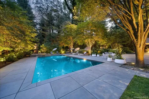 7 Folie Court Manhasset NY 11030