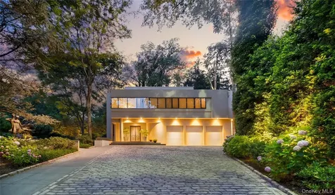 7 Folie Court Manhasset NY 11030