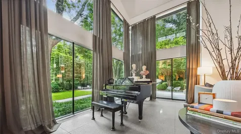 7 Folie Court Manhasset NY 11030