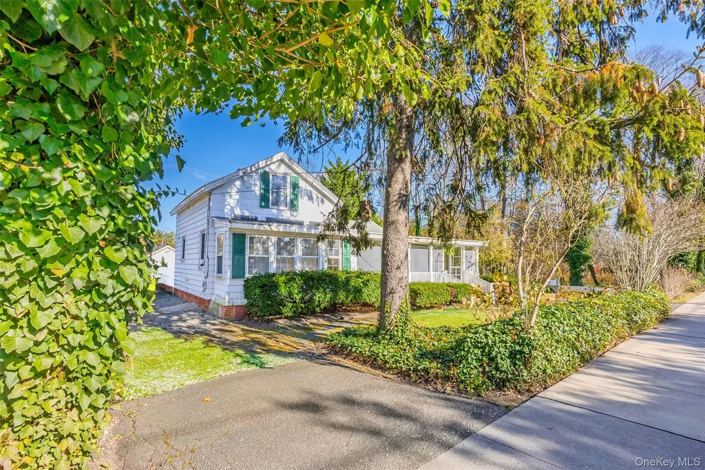 403 Middle Road Bayport NY 11705