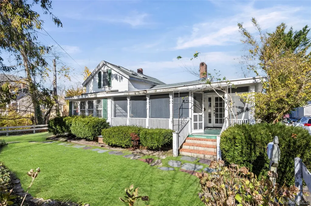 403 Middle Road Bayport NY 11705
