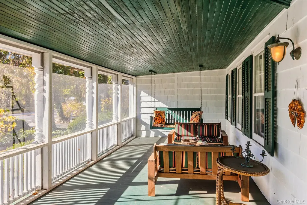 403 Middle Road Bayport NY 11705