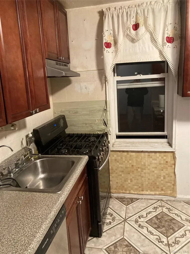 62-59 108 Forest Hills NY 11375