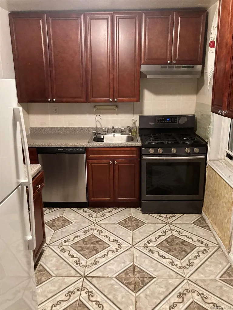 62-59 108 Forest Hills NY 11375