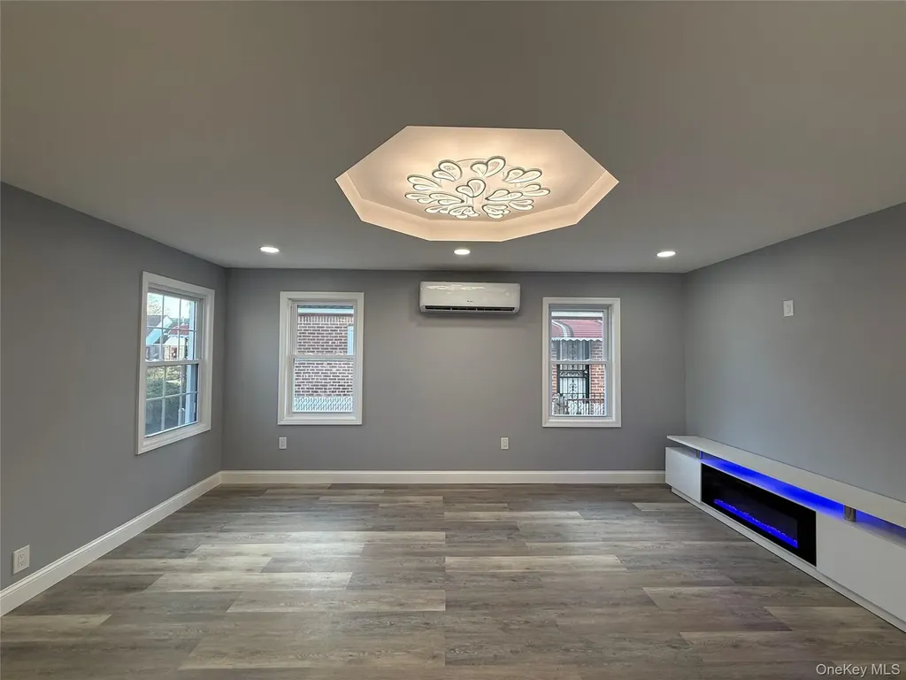 130-16 233rd Rosedale NY 11422