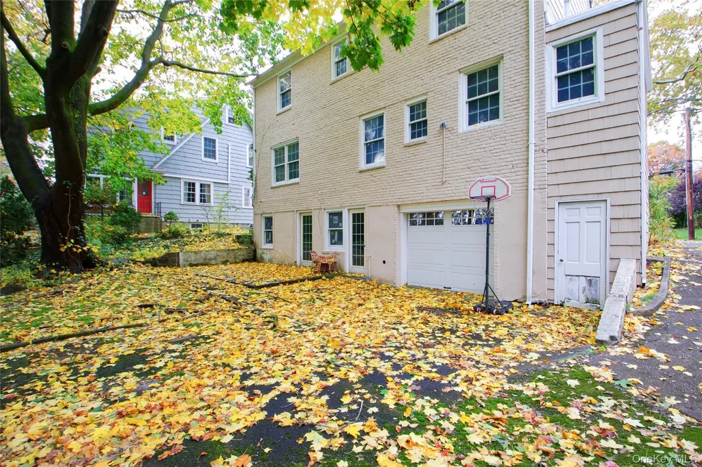 414 Hunt Lane Manhasset NY 11030