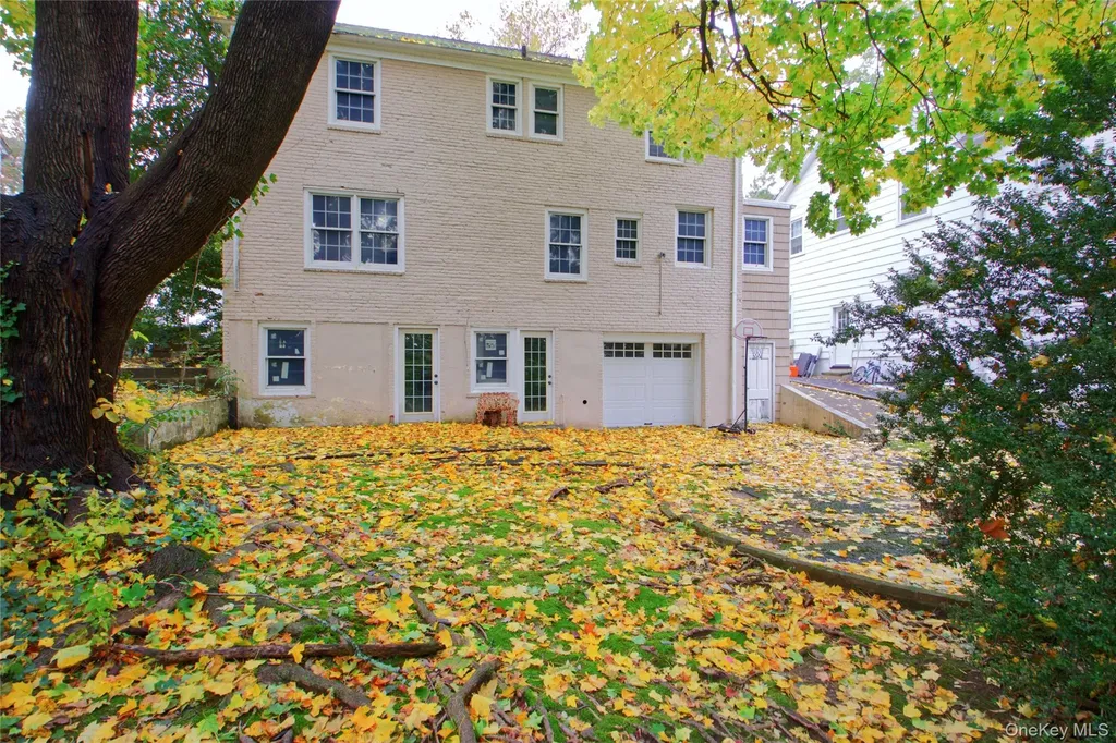 414 Hunt Lane Manhasset NY 11030