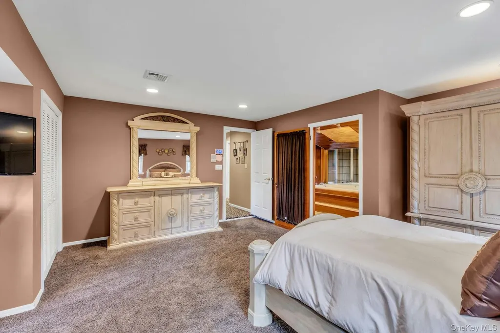 27 Hollister Lane Islip NY 11751